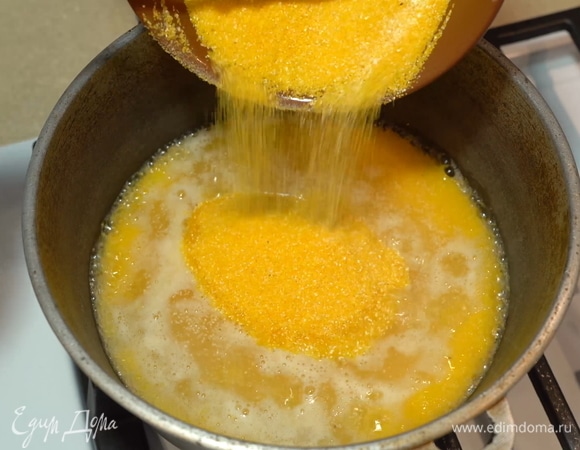 Для начала нужно отварить мамалыгу, то есть кукурузную кашу. Доводим 400 мл воды до кипения. Затем добавляем пол чайной ложки соли и потихоньку, струйкой, всыпаем кукурузную муку, тщательно перемешивая.