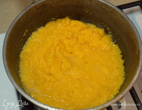 Перемешиваем крупу вилкой, чтобы не образовались комочки.