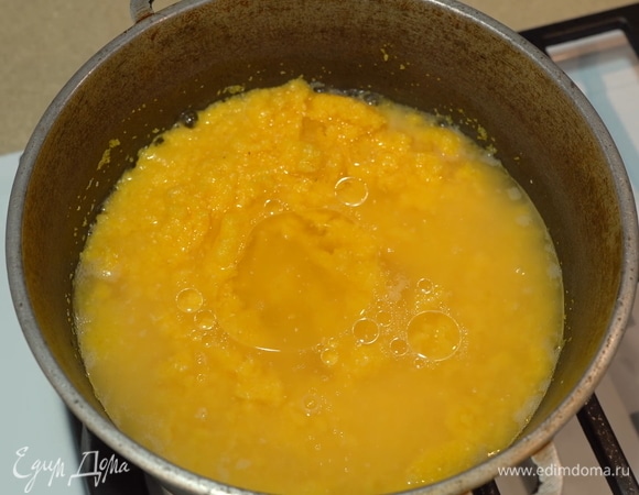 Варим кашу примерно 15–20 минут на маленьком огне, постоянно помешивая. Я добавляю немного растительного масла, чтобы каша лучше перемешивалась и не прилипала к стенкам казана. По необходимости можете подливать воду, чтобы довести кашу до нужной консистенции. В нашем случае она не должна быть слишком жидкой.