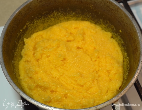 Когда каша практически готова, чтобы она легко отходила от стенок казана, в самом конце усиливаем огонь до максимума и варим мамалыгу еще полминуты на большом огне.  