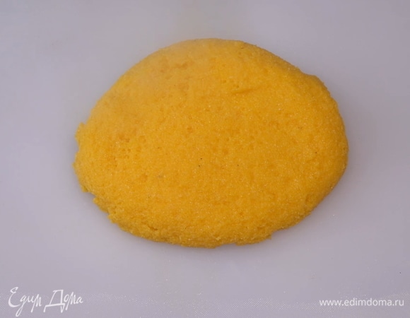 Выключаем огонь и быстро высыпаем кашу на доску, миску или подставку, смазанную растительным маслом.