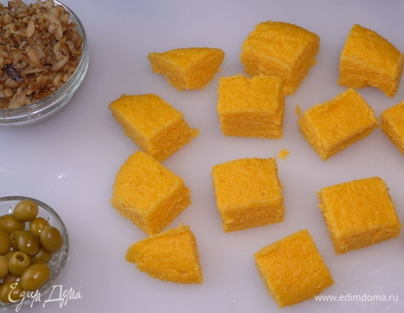 Каша должна немного остыть, чтобы мы могли поделить ее на небольшие кусочки и сформировать шарики. После остывания она еще немного загустеет.