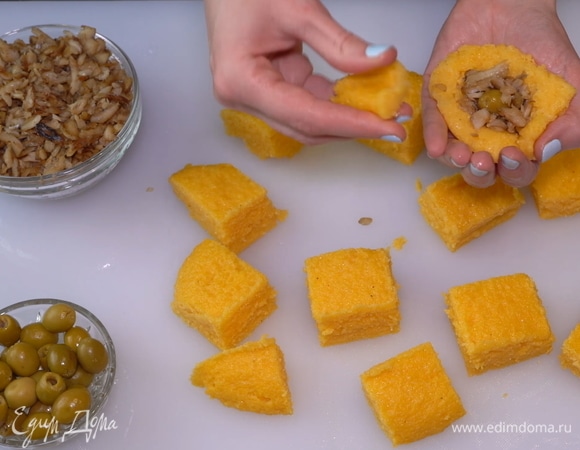 Кладем в середину 2 чайные ложки обжаренной рыбы и одну оливку.