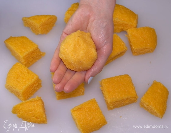 Заворачиваем лепешку в шарик. Формируем точно таким же способом еще несколько колобков.