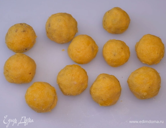 Выпекаем шарики из мамалыги в заранее разогретой до 200°C духовке 15–20 минут до тех пор, пока они не подрумянятся.