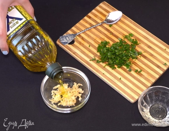 Тем временем готовим вкусный постный молдавский чесночный соус, который называется муждей. К раздавленному чесноку добавляем немного оливкового масла, примерно 2 столовые ложки.
