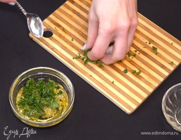Добавляем свежую мелко нарезанную зелень петрушки.  