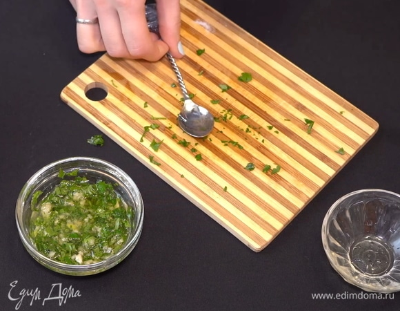 Перемешиваем и солим по вкусу. Соус к нашим колобкам из мамалыги готов.