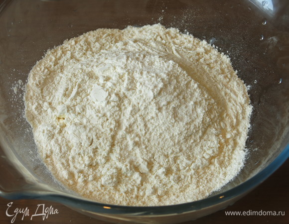 Смешиваем муку пшеничную и кукурузную, дрожжи.