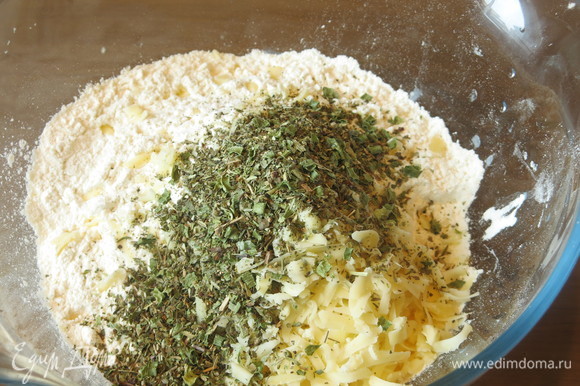 Добавляем травы, натертый сыр (у меня «Маасдам»), соль. Количество трав — 3 столовые ложки, можно уменьшить.
