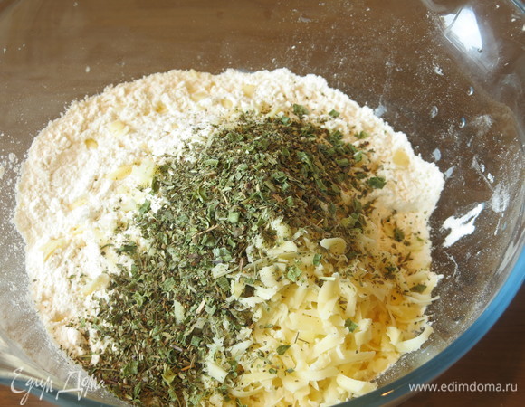 Добавляем травы, натертый сыр (у меня «Маасдам»), соль. Количество трав — 3 столовые ложки, можно уменьшить.