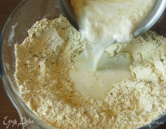 Подогреваем кефир (кислое молоко). Делаем углубление в муке, вливаем кефир.
