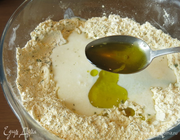 Вливаем масло.