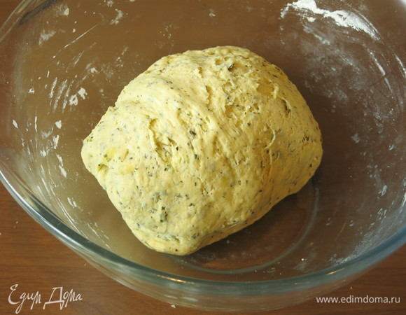 Замешиваем тесто. Даем подрасти ему в течение 30–40 минут в тепле под мокрым полотенцем. Обминаем.