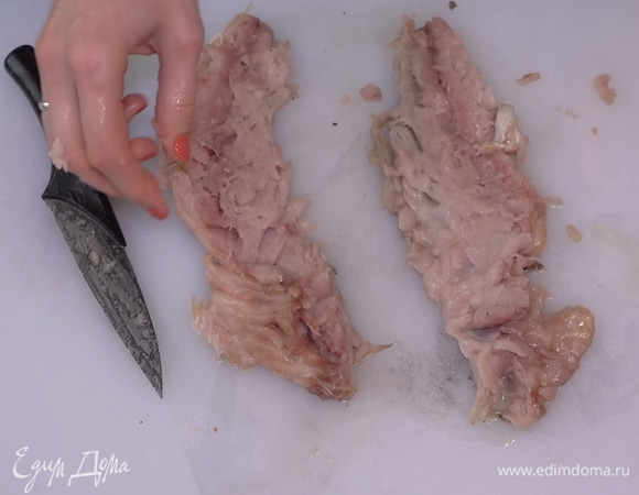 Делается это достаточно просто, так как рыба жирная, косточки быстро удалятся за считанные минуты. 