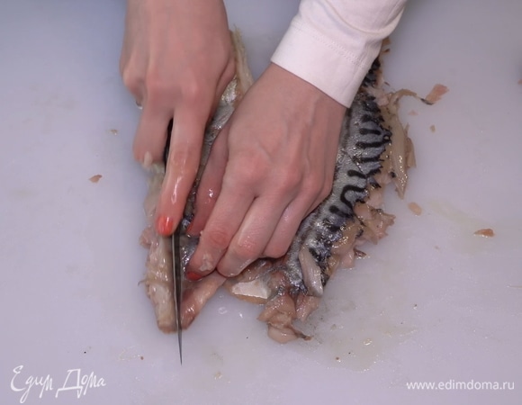 Мелко нарезаем рыбу. Можно пропустить через мясорубку. 