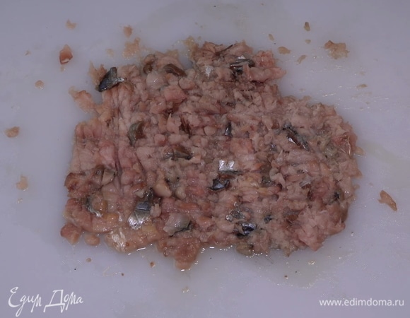 Я обычно нарезаю скумбрию ножом. 