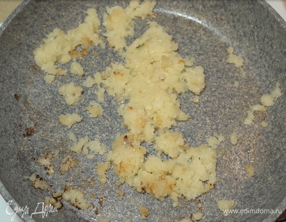 Начинка, которой мы будем фаршировать картофель, готовится очень просто. Для начала обжариваем на сковороде лук. 