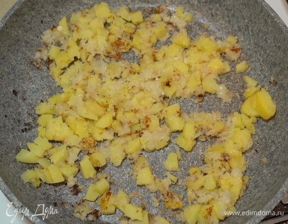 Добавляем мелко нарезанный картофель.