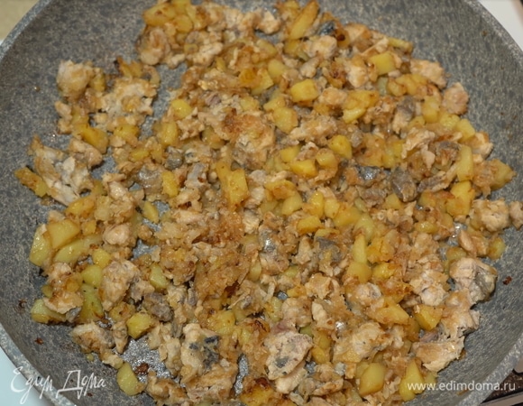 Отправляем на сковороду нарезанную скумбрию. 