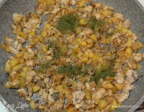 На обжарку обычно уходит около 10 минут. В завершении добавляем немного сушеного укропа и солим начинку по вкусу.