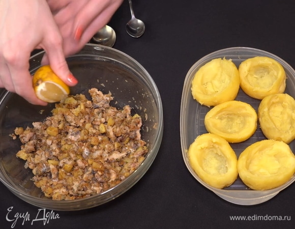 Поливаем начинку лимонным соком и заполняем углубления в клубнях. 