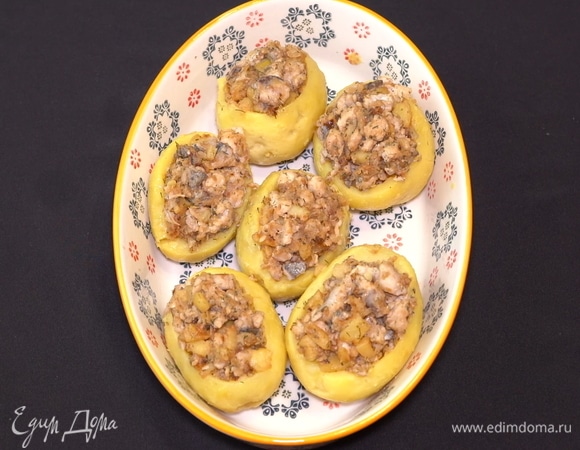 Смазываем картофель растительным маслом и выкладываем в форму для запекания. Затем отправляем в духовку, разогретую до 190°C на 20–30 минут.