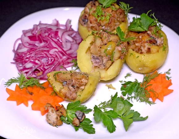 Готовое блюдо можно посыпать свежим укропом или украсить листиком петрушки. Очень простое и в то же время особенное блюдо. Картофель, фаршированный скумбрией, выглядит потрясающе. С хрустящим маринованным лучком сочетается просто идеально!