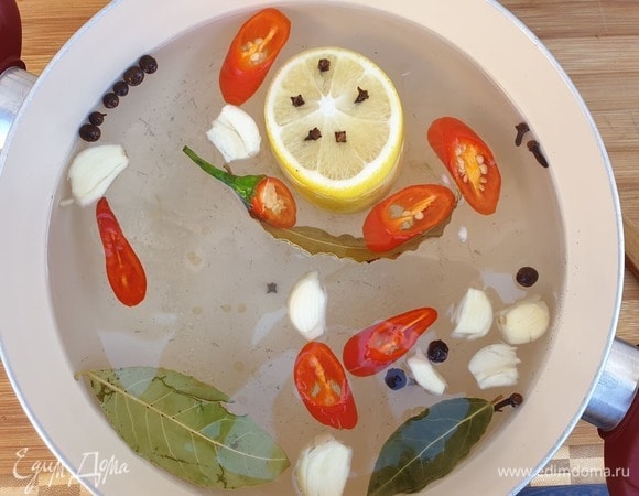 Все специи, перец чили и лимон складываем в большую кастрюлю и заливаем кипятком. Перемешиваем, чтобы соль и сахар растворились. Попробуйте маринад на вкус, он должен быть очень соленым.