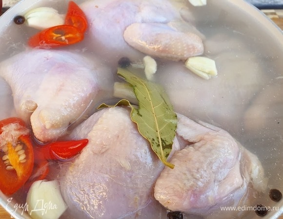 В горячий маринад выкладываем цыплят, они должны быть полностью покрыты маринадом. Отставляем цыплят до полного остывания маринада при комнатной температуре. Затем убираем в холодильник на 12–20 часов.