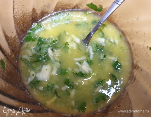 Пока готовятся цыплята, смешайте растопленное сливочное масло, петрушку и натертый чеснок.