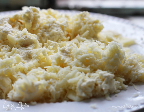 Имеретинский сыр (я заменила на буррату, можно заменить на моцареллу). Муку (530 г) просеять в глубокую миску, добавить дрожжи, соль, сахар, комнатной температуры молоко, растительное масло и 20 г размягченного сливочного масла. Все тщательно перемешать до однородности, если нужно, влить немного воды (около 50 мл). Накрыть миску с тестом, оставить на тридцать-сорок минут. Разделить тесто на пять порций — их нужно использовать сразу же или отправить в холодильник. Чтобы сделать начинку, нужно крупно натереть весь сыр, смешать его с яйцом и добавить 20 г сливочного масла — если сыр жирный, можно обойтись и без масла: начинка должна быть достаточно рыхлой.