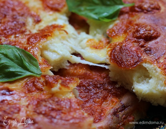 Проколоть хачапури по периметру и уложить в сухие, не смазанные маслом, формы. Распределить по пирогам смесь 70 г сулугуни и такого же количества размягченного сливочного масла (если сыр жирный, масла можно положить меньше), деревенского яйца и сметаны — она сделает корочку особенно румяной.