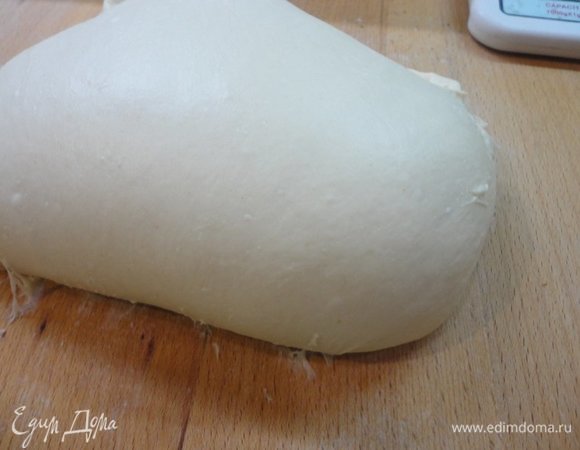 Готовим основное тесто. Дрожжи распустить в воде. Смешать все ингредиенты, кроме соли и масла. Производите замес в хлебопечке в течение 10 минут. В средине замеса в тесто добавить размягченное масло. В конце замеса добавить соль. Затем тесто переложить в емкость и оставить на 90 минут при 28–30°C для брожения.