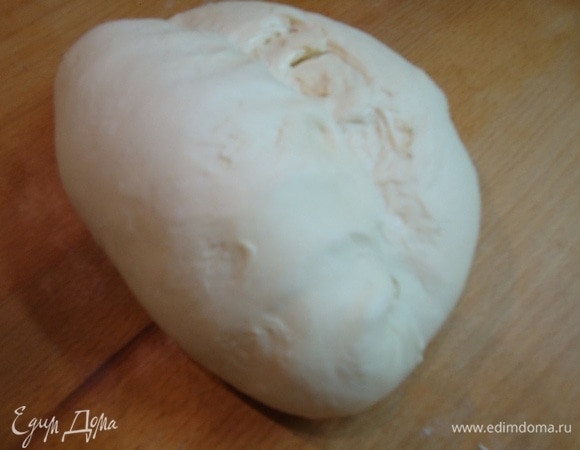 Затем делаем окончательную формовку булки. Для этого подтягиваем один край теста и запечатываем.