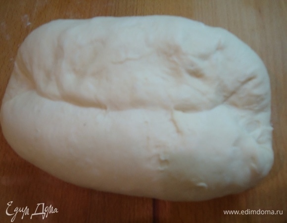  Затем подтягиваем край теста с другой стороны и так же запечатываем.