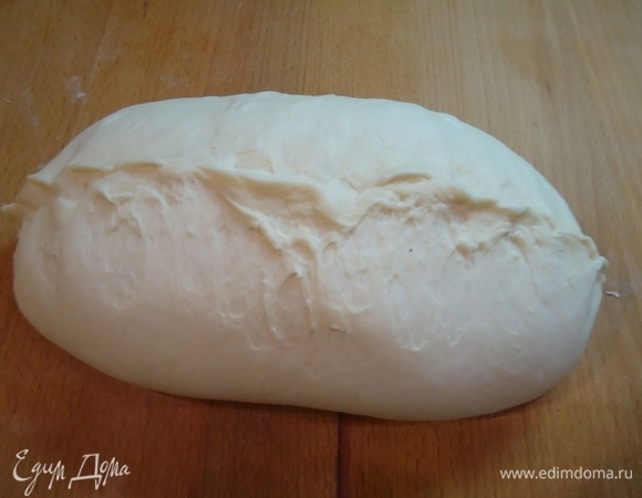  Заканчиваем формование булки, запечатывая шов посредине.
