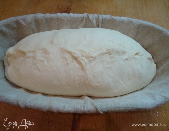 Заготовку переносим в расстоечную корзину, кладем швом вверх. Окончательная расстойка занимает 150 минут (2,5 часа). Затем заготовку переворачиваем на лопату швом вниз, делаем надрезы. И немножко отступление от обычных разрезов. По желанию булку можно украсить при помощи трафарета.