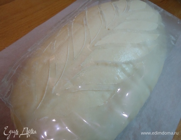 Перед нанесением узора заготовку сбрызнуть водой. Сверху разместить трафарет.