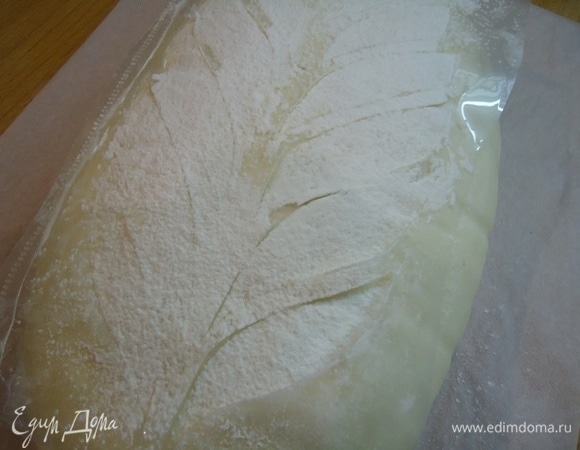 Используя ситечко, посыпьте тесто мукой через трафарет. Излишки муки нужно убрать.