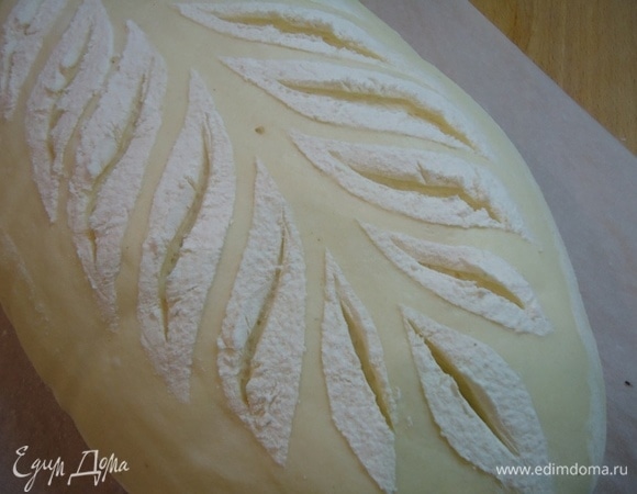 В середине листиков сделать надрезы.