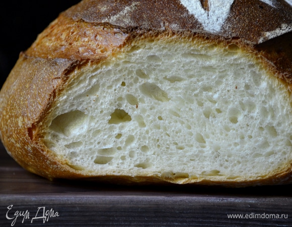 Выпекать при 220°C первые 15 минут с паром. Затем пар нужно убрать и выпекать еще в течение 25–30минут. Готовую булку охладить на решетке.
