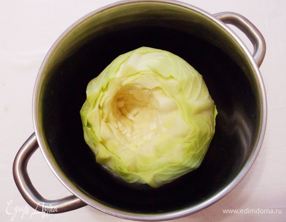 При выборе капусты нужно стараться подобрать рыхлые кочаны правильной формы. С кочана снимаем зеленые верхние грубые листья, вырезаем кочерыжку на глубину 3–4 см. Затем подбираем кастрюлю подходящего размера, наливаем воду, доводим до кипения, солим и опускаем кочан в кипяток, провариваем около 3 минут. Листья капусты должны стать мягкими, но не свариться и не развалиться.<br />
Осторожно вынимаем кочан из кастрюли, снимаем несколько мягких и легко отделяющихся листьев капусты. Так повторяем несколько раз до получения необходимого количества листьев. Внутри останутся самые мелкие маленькие листики, которые не используются. У летней рыхлой капусты листья сразу же хорошо отделяются. Их можно сразу снять и проварить в кипящей воде.