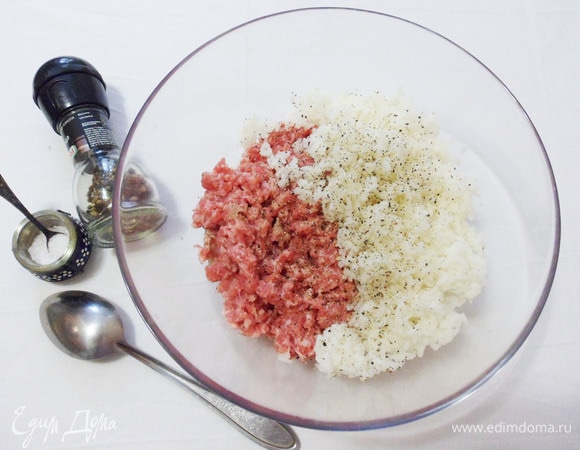 Рисовую крупу тщательно промываем холодной водой, отвариваем до готовности в подсоленной воде, охлаждаем и смешиваем с мясным фаршем, добавив мелко нарезанный лук (можно измельчить лук вместе с мясом в мясорубке), соль и черный молотый перец. Хорошо перемешиваем.