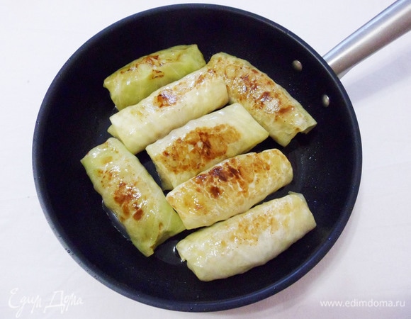 Разогреваем растительное масло на сковороде и обжариваем голубцы с двух сторон.
