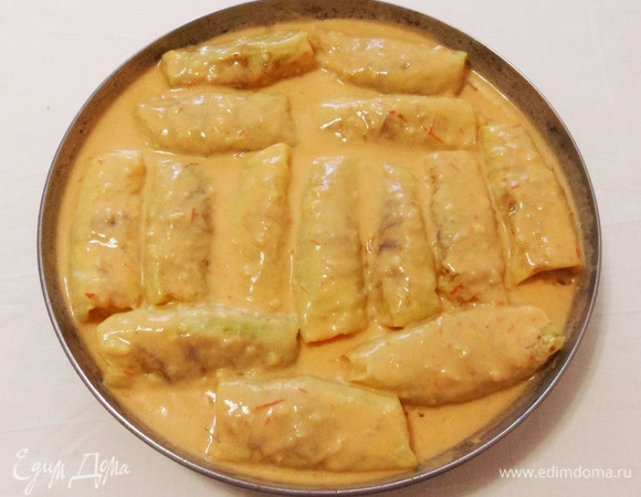 Заливаем голубцы соусом, прикрываем форму для запекания фольгой или крышкой, и отправляем в разогретую до 200ºC духовку на 40–50 минут. Здесь нужно ориентироваться на размер формы, количество голубцов и плотность капустных листьев. Молодая капуста готовится быстрее. 