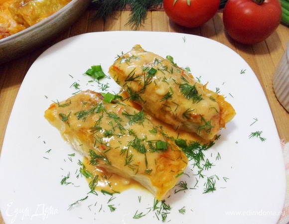 Подаем голубцы горячими с тем соусом, в котором они тушились. При желании можно полить сметаной и посыпать зеленью. Приятного аппетита! Угощайтесь!