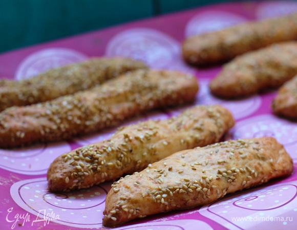 Выкладываем палочки на застеленный пергаментом противень на расстоянии друг от друга. 