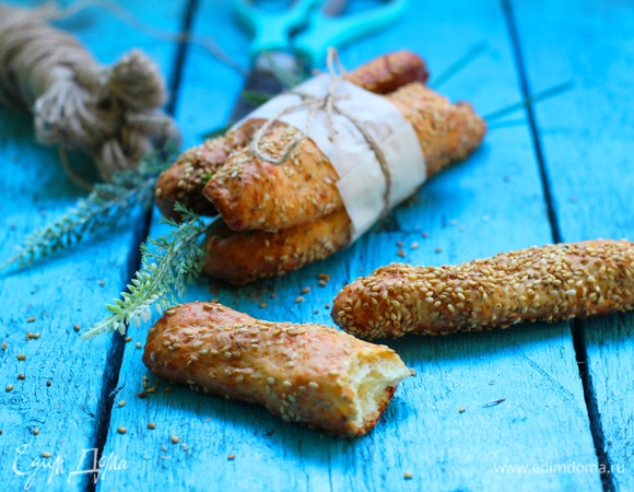 Выпекаем хлебные палочки с сыром в разогретой до 200°C (400°F) духовке 10–15 минут.