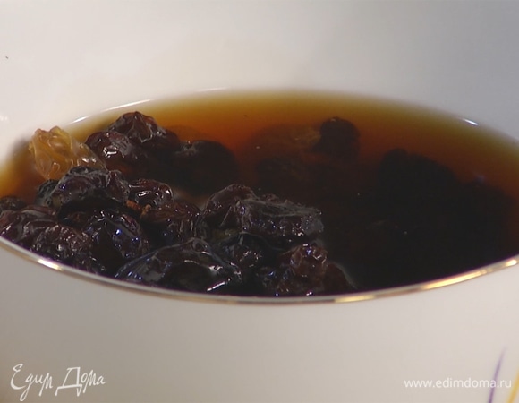 Изюм выложить в миску, залить чаем, оставить замачиваться.